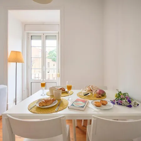 Cozy With Castel View Lisbona