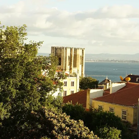 Cozy Apartment With Castel View Lisbon