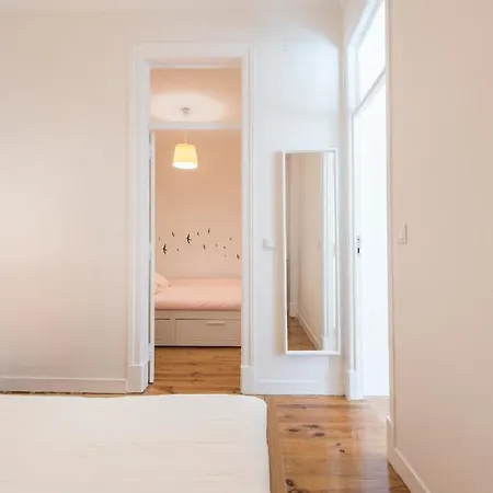 Cozy Apartment With Castel View Lisbon