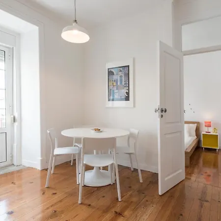 Cozy Apartment With Castel View Lisbon