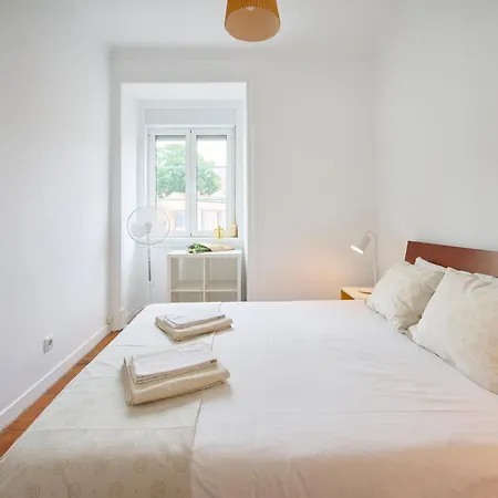 Cozy With Castel View Апартаменты Лиссабон
