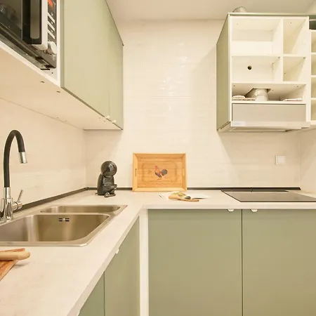 Апартаменты Cozy With Castel View Лиссабон