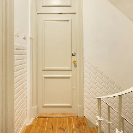 Cozy With Castel View Лиссабон