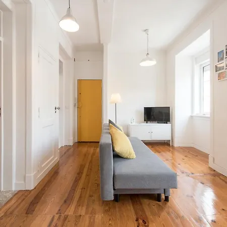 Cozy With Castel View Apartamento