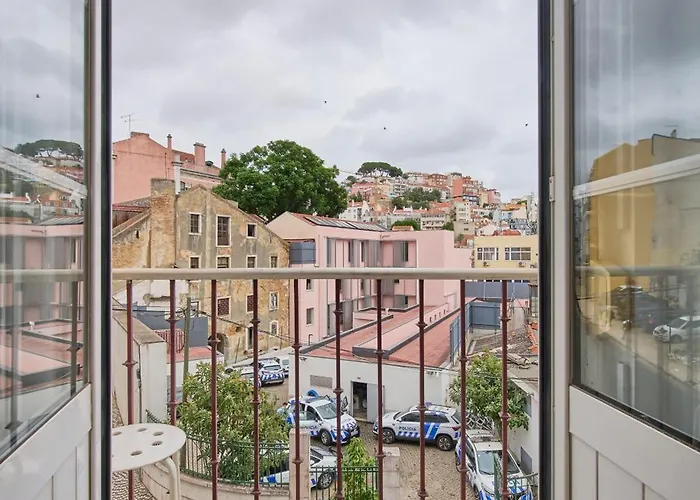 Cozy With Castel View * ליסבון