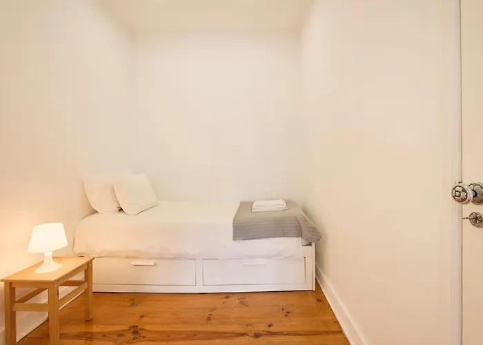 Cozy With Castel View Lejlighed *