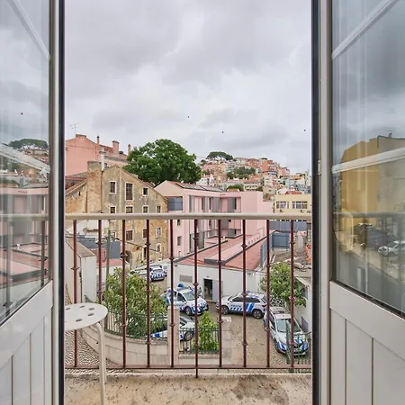 Cozy With Castel View * ליסבון