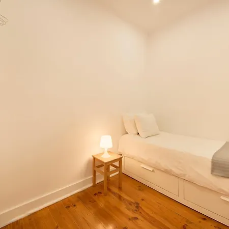 아파트 Cozy With Castel View *